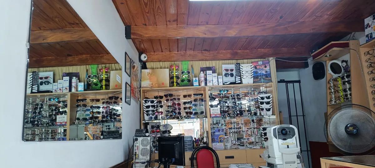 Interior de Óptica Olivares en Belgrano 370, Morón — amplia variedad de anteojos y lentes de sol