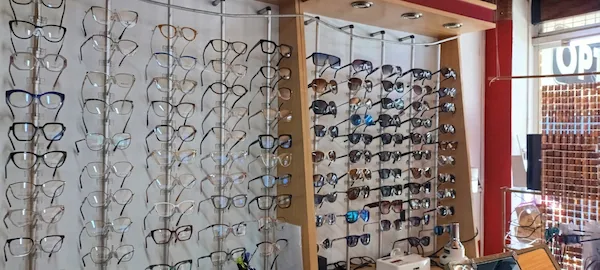 Expositor de anteojos recetados en Óptica Olivares, Morón